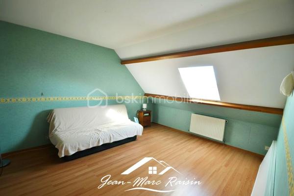 BOIS ST DENIS - COTTAGES \\ MAISON NON MITOYENNE \\ 4 CHAMBRES \\ SOUS-SOL TOTAL

Située dans le quartier recherché et paisible du Bois Saint-Denis, à la limite du secteur des Cottages, cette maison individuelle vous séduira par ses beaux volumes, son environnement calme et son terrain d'environ 400 m².

✨ **Les atouts de cette maison :**

* Maison entièrement indépendante (non mitoyenne)
* Terrain clos, peu de vis à vis
* Sous-sol total récemment isolé
* 4 chambres dont une au rez-de-chaussée
* Grande terrasse 
* Double vitrage récent
* Écoles, commerces et transports à proximité
* 140 m² utiles (123 m² habitables)

📍 **Composition du bien :**

**Sous-sol total :**
* Grand garage pouvant accueillir 2 véhicules + 1 dans l'allée
* Chaufferie / buanderie
* Espace atelier

**Rez-de-chaussée :**
* Entrée
* Salon chaleureux avec poêle à bois
* Salle à manger avec accès direct à la terrasse
* Cuisine séparée avec possibilité d'ouverture sur salle à manger
* Salle d'eau
* WC séparés
* 1 chambre

**Étage :**
* 3 chambres
* Salle de bains
* WC séparés

🔥 Chauffage au gaz de ville.

📞 Contactez-moi dès maintenant pour organiser votre visite.

🎥 Visite virtuelle disponible sur demande.
