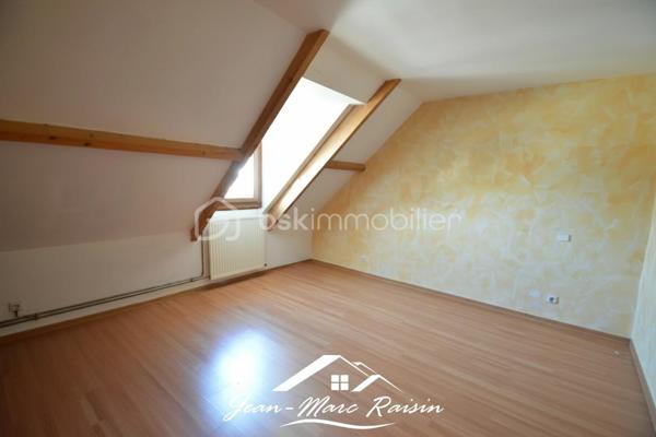 BOIS ST DENIS - COTTAGES \\ MAISON NON MITOYENNE \\ 4 CHAMBRES \\ SOUS-SOL TOTAL

Située dans le quartier recherché et paisible du Bois Saint-Denis, à la limite du secteur des Cottages, cette maison individuelle vous séduira par ses beaux volumes, son environnement calme et son terrain d'environ 400 m².

✨ **Les atouts de cette maison :**

* Maison entièrement indépendante (non mitoyenne)
* Terrain clos, peu de vis à vis
* Sous-sol total récemment isolé
* 4 chambres dont une au rez-de-chaussée
* Grande terrasse 
* Double vitrage récent
* Écoles, commerces et transports à proximité
* 140 m² utiles (123 m² habitables)

📍 **Composition du bien :**

**Sous-sol total :**
* Grand garage pouvant accueillir 2 véhicules + 1 dans l'allée
* Chaufferie / buanderie
* Espace atelier

**Rez-de-chaussée :**
* Entrée
* Salon chaleureux avec poêle à bois
* Salle à manger avec accès direct à la terrasse
* Cuisine séparée avec possibilité d'ouverture sur salle à manger
* Salle d'eau
* WC séparés
* 1 chambre

**Étage :**
* 3 chambres
* Salle de bains
* WC séparés

🔥 Chauffage au gaz de ville.

📞 Contactez-moi dès maintenant pour organiser votre visite.

🎥 Visite virtuelle disponible sur demande.