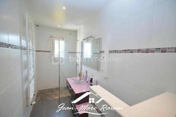 BOIS ST DENIS - COTTAGES \\ MAISON NON MITOYENNE \\ 4 CHAMBRES \\ SOUS-SOL TOTAL

Située dans le quartier recherché et paisible du Bois Saint-Denis, à la limite du secteur des Cottages, cette maison individuelle vous séduira par ses beaux volumes, son environnement calme et son terrain d'environ 400 m².

✨ **Les atouts de cette maison :**

* Maison entièrement indépendante (non mitoyenne)
* Terrain clos, peu de vis à vis
* Sous-sol total récemment isolé
* 4 chambres dont une au rez-de-chaussée
* Grande terrasse 
* Double vitrage récent
* Écoles, commerces et transports à proximité
* 140 m² utiles (123 m² habitables)

📍 **Composition du bien :**

**Sous-sol total :**
* Grand garage pouvant accueillir 2 véhicules + 1 dans l'allée
* Chaufferie / buanderie
* Espace atelier

**Rez-de-chaussée :**
* Entrée
* Salon chaleureux avec poêle à bois
* Salle à manger avec accès direct à la terrasse
* Cuisine séparée avec possibilité d'ouverture sur salle à manger
* Salle d'eau
* WC séparés
* 1 chambre

**Étage :**
* 3 chambres
* Salle de bains
* WC séparés

🔥 Chauffage au gaz de ville.

📞 Contactez-moi dès maintenant pour organiser votre visite.

🎥 Visite virtuelle disponible sur demande.