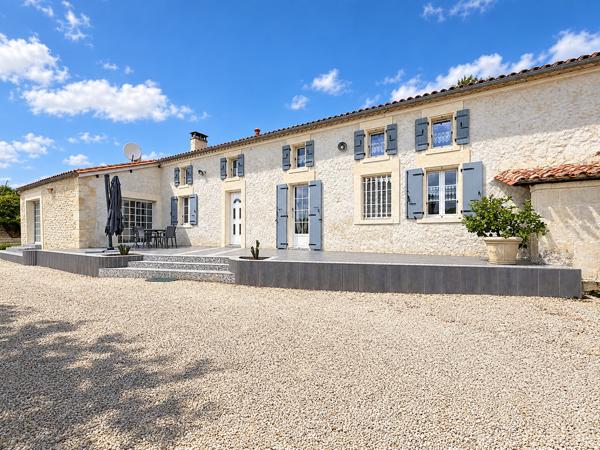 CHARME DE L’ANCIEN ET CONFORT D'UNE RENOVATION MODERNE POUR CETTE MAISON RÉNOVÉE