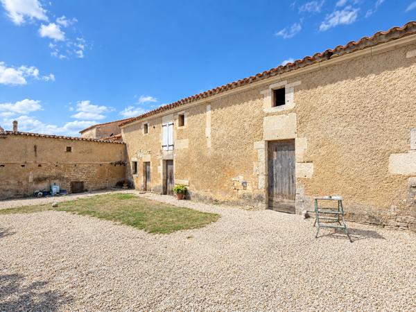 CHARME DE L’ANCIEN ET CONFORT D'UNE RENOVATION MODERNE POUR CETTE MAISON RÉNOVÉE