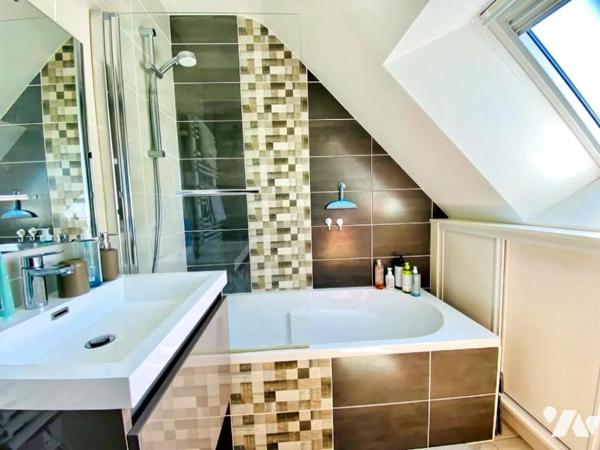 Maison familiale 5 chambres avec sous-sol complet à Plescop