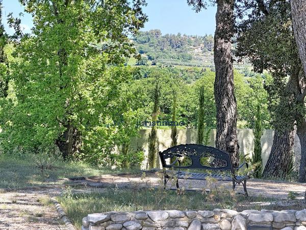 Vaison-la-Romaine (84110) À seulement quelques minutes de Vaison-la-Romaine (6 km), dans un environnement naturel d’exception…