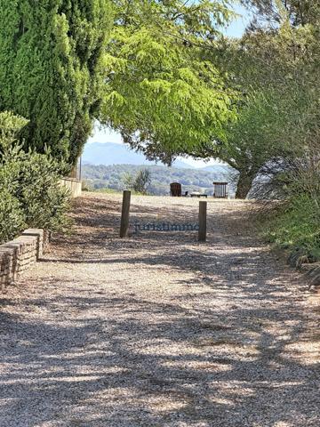 Vaison-la-Romaine (84110) À seulement quelques minutes de Vaison-la-Romaine (6 km), dans un environnement naturel d’exception…