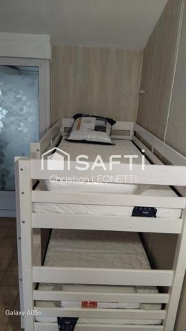 maison en bord de la lagune avec une belle terrasse