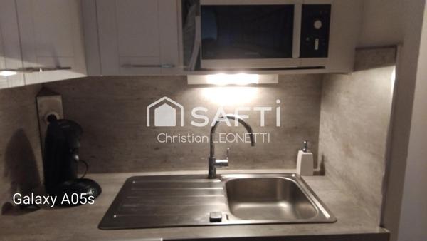 maison en bord de la lagune avec une belle terrasse