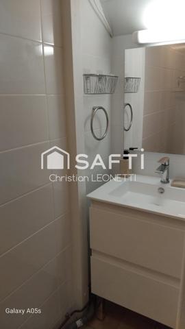 maison en bord de la lagune avec une belle terrasse