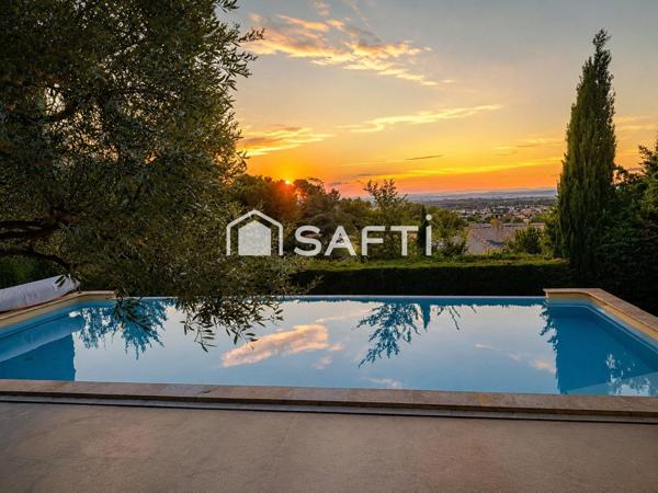 Dans un quartier recherché, découvrez cette propriété d'exception de 187 m² offrant 5 chambres, une piscine, un double garage et une vue panoramique spectaculaire. Un bien rare alliant confort, élégance et qualité de vie dans un environnement privilégié.