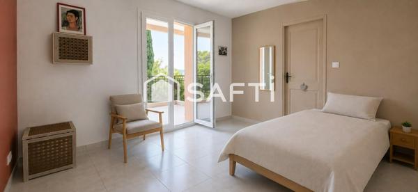 Dans un quartier recherché, découvrez cette propriété d'exception de 187 m² offrant 5 chambres, une piscine, un double garage et une vue panoramique spectaculaire. Un bien rare alliant confort, élégance et qualité de vie dans un environnement privilégié.