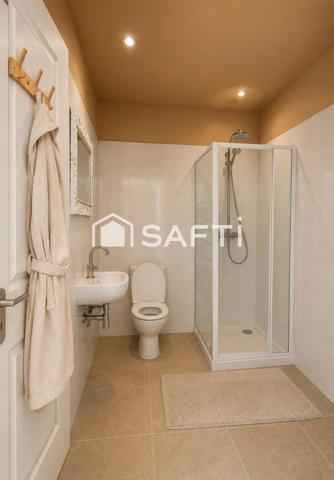 Dans un quartier recherché, découvrez cette propriété d'exception de 187 m² offrant 5 chambres, une piscine, un double garage et une vue panoramique spectaculaire. Un bien rare alliant confort, élégance et qualité de vie dans un environnement privilégié.