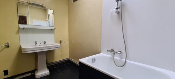 Maison La Chapelle Heulin Centre 9 P . 5 Chs . 216 M² . T 565 M² . Dépendances . Caves