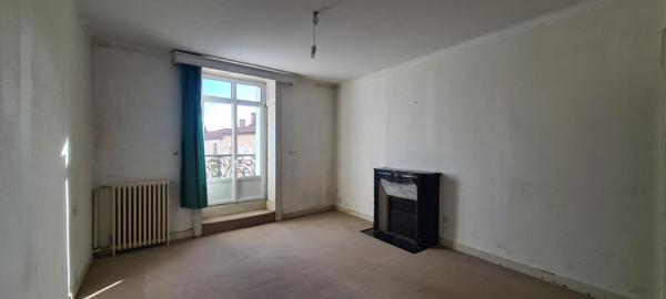 Maison La Chapelle Heulin Centre 9 P . 5 Chs . 216 M² . T 565 M² . Dépendances . Caves