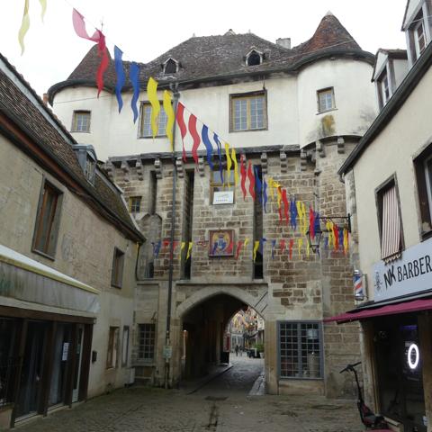 Semur-en-Auxois : Immeuble à rénover, gite possible.