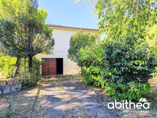 LIBOURNE – L'ÉPINETTE : UNE MAISON FAMILIALE AUX BEAUX VOLUMES, AU CŒUR D'UN ÉCRIN DE VERDURE