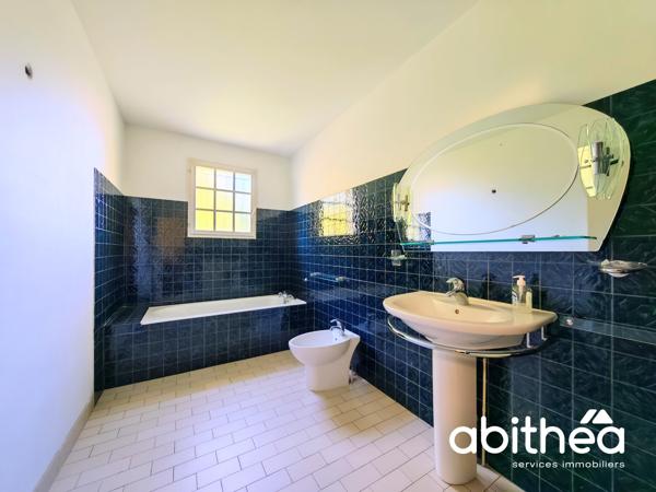 LIBOURNE – L'ÉPINETTE : UNE MAISON FAMILIALE AUX BEAUX VOLUMES, AU CŒUR D'UN ÉCRIN DE VERDURE