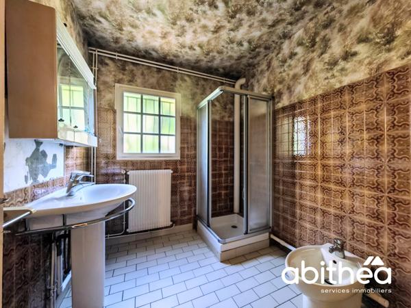 LIBOURNE – L'ÉPINETTE : UNE MAISON FAMILIALE AUX BEAUX VOLUMES, AU CŒUR D'UN ÉCRIN DE VERDURE