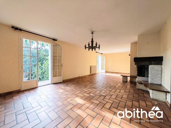 LIBOURNE – L'ÉPINETTE : UNE MAISON FAMILIALE AUX BEAUX VOLUMES, AU CŒUR D'UN ÉCRIN DE VERDURE