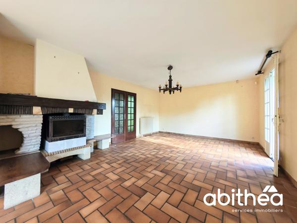 LIBOURNE – L'ÉPINETTE : UNE MAISON FAMILIALE AUX BEAUX VOLUMES, AU CŒUR D'UN ÉCRIN DE VERDURE