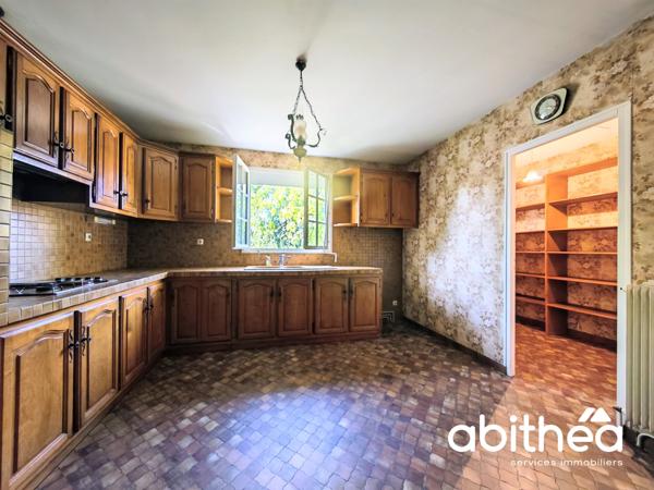 LIBOURNE – L'ÉPINETTE : UNE MAISON FAMILIALE AUX BEAUX VOLUMES, AU CŒUR D'UN ÉCRIN DE VERDURE