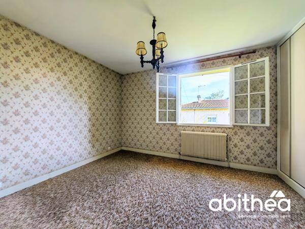LIBOURNE – L'ÉPINETTE : UNE MAISON FAMILIALE AUX BEAUX VOLUMES, AU CŒUR D'UN ÉCRIN DE VERDURE