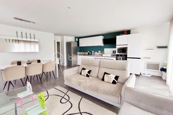 Idéalement situé à Trappes, au sein d’une résidence récente, privée et sécurisée, découvrez ce bel appartement 3 pièces de 70,55 m², installé au 3ᵉ et dernier étage avec ascenseur.

L’appartement séduit immédiatement par ses beaux volumes et notamment par sa grande pièce de vie d’environ 37 m². Elle réunit un séjour spacieux et une cuisine américaine entièrement équipée dans un espace convivial et lumineux, parfaitement adapté à la vie quotidienne comme aux moments de réception. Le séjour se prolonge également par un balcon, apportant un agréable espace extérieur.

La partie nuit accueille actuellement deux chambres, ainsi qu’une salle de bains et des WC séparés. Grâce à la généreuse superficie de la pièce de vie, l’agencement offre également la possibilité de créer une troisième chambre et ainsi de transformer facilement l’appartement en 4 pièces selon vos besoins.

Une grande place de stationnement en sous-sol, aux dimensions PMR, complète le bien et apporte un véritable confort au quotidien.

Construite il y a seulement 5 ans, la résidence est fermée, sécurisée et équipée de caméras de surveillance. En retrait de la rue, elle bénéficie d’un environnement agréable. L’appartement est quant à lui en très bon état et ne nécessite aucun travaux : il est prêt à accueillir immédiatement ses nouveaux occupants.

L’un de ses principaux atouts réside dans sa localisation particulièrement pratique. La gare et les arrêts de bus se trouvent à seulement une minute à pied, permettant de rejoindre facilement les différents pôles de Saint-Quentin-en-Yvelines et Paris. Les établissements scolaires sont également accessibles en quelques minutes à pied, tout comme les commerces du quotidien : supermarché, boulangerie, pharmacie, boucherie, cinéma et différents services.

Dernier étage, beaux volumes, balcon, stationnement en sous-sol, résidence récente et gare au pied de l’immeuble : un appartement particulièrement fonctionnel, idéal pour un premier achat, un couple ou une famille.

Un bien clé en main à découvrir rapidement. Contactez-moi dès maintenant pour organiser une visite.