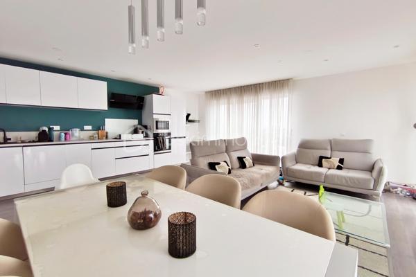 Idéalement situé à Trappes, au sein d’une résidence récente, privée et sécurisée, découvrez ce bel appartement 3 pièces de 70,55 m², installé au 3ᵉ et dernier étage avec ascenseur.

L’appartement séduit immédiatement par ses beaux volumes et notamment par sa grande pièce de vie d’environ 37 m². Elle réunit un séjour spacieux et une cuisine américaine entièrement équipée dans un espace convivial et lumineux, parfaitement adapté à la vie quotidienne comme aux moments de réception. Le séjour se prolonge également par un balcon, apportant un agréable espace extérieur.

La partie nuit accueille actuellement deux chambres, ainsi qu’une salle de bains et des WC séparés. Grâce à la généreuse superficie de la pièce de vie, l’agencement offre également la possibilité de créer une troisième chambre et ainsi de transformer facilement l’appartement en 4 pièces selon vos besoins.

Une grande place de stationnement en sous-sol, aux dimensions PMR, complète le bien et apporte un véritable confort au quotidien.

Construite il y a seulement 5 ans, la résidence est fermée, sécurisée et équipée de caméras de surveillance. En retrait de la rue, elle bénéficie d’un environnement agréable. L’appartement est quant à lui en très bon état et ne nécessite aucun travaux : il est prêt à accueillir immédiatement ses nouveaux occupants.

L’un de ses principaux atouts réside dans sa localisation particulièrement pratique. La gare et les arrêts de bus se trouvent à seulement une minute à pied, permettant de rejoindre facilement les différents pôles de Saint-Quentin-en-Yvelines et Paris. Les établissements scolaires sont également accessibles en quelques minutes à pied, tout comme les commerces du quotidien : supermarché, boulangerie, pharmacie, boucherie, cinéma et différents services.

Dernier étage, beaux volumes, balcon, stationnement en sous-sol, résidence récente et gare au pied de l’immeuble : un appartement particulièrement fonctionnel, idéal pour un premier achat, un couple ou une famille.

Un bien clé en main à découvrir rapidement. Contactez-moi dès maintenant pour organiser une visite.