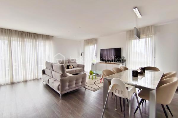Idéalement situé à Trappes, au sein d’une résidence récente, privée et sécurisée, découvrez ce bel appartement 3 pièces de 70,55 m², installé au 3ᵉ et dernier étage avec ascenseur.

L’appartement séduit immédiatement par ses beaux volumes et notamment par sa grande pièce de vie d’environ 37 m². Elle réunit un séjour spacieux et une cuisine américaine entièrement équipée dans un espace convivial et lumineux, parfaitement adapté à la vie quotidienne comme aux moments de réception. Le séjour se prolonge également par un balcon, apportant un agréable espace extérieur.

La partie nuit accueille actuellement deux chambres, ainsi qu’une salle de bains et des WC séparés. Grâce à la généreuse superficie de la pièce de vie, l’agencement offre également la possibilité de créer une troisième chambre et ainsi de transformer facilement l’appartement en 4 pièces selon vos besoins.

Une grande place de stationnement en sous-sol, aux dimensions PMR, complète le bien et apporte un véritable confort au quotidien.

Construite il y a seulement 5 ans, la résidence est fermée, sécurisée et équipée de caméras de surveillance. En retrait de la rue, elle bénéficie d’un environnement agréable. L’appartement est quant à lui en très bon état et ne nécessite aucun travaux : il est prêt à accueillir immédiatement ses nouveaux occupants.

L’un de ses principaux atouts réside dans sa localisation particulièrement pratique. La gare et les arrêts de bus se trouvent à seulement une minute à pied, permettant de rejoindre facilement les différents pôles de Saint-Quentin-en-Yvelines et Paris. Les établissements scolaires sont également accessibles en quelques minutes à pied, tout comme les commerces du quotidien : supermarché, boulangerie, pharmacie, boucherie, cinéma et différents services.

Dernier étage, beaux volumes, balcon, stationnement en sous-sol, résidence récente et gare au pied de l’immeuble : un appartement particulièrement fonctionnel, idéal pour un premier achat, un couple ou une famille.

Un bien clé en main à découvrir rapidement. Contactez-moi dès maintenant pour organiser une visite.