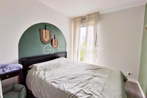 Idéalement situé à Trappes, au sein d’une résidence récente, privée et sécurisée, découvrez ce bel appartement 3 pièces de 70,55 m², installé au 3ᵉ et dernier étage avec ascenseur.

L’appartement séduit immédiatement par ses beaux volumes et notamment par sa grande pièce de vie d’environ 37 m². Elle réunit un séjour spacieux et une cuisine américaine entièrement équipée dans un espace convivial et lumineux, parfaitement adapté à la vie quotidienne comme aux moments de réception. Le séjour se prolonge également par un balcon, apportant un agréable espace extérieur.

La partie nuit accueille actuellement deux chambres, ainsi qu’une salle de bains et des WC séparés. Grâce à la généreuse superficie de la pièce de vie, l’agencement offre également la possibilité de créer une troisième chambre et ainsi de transformer facilement l’appartement en 4 pièces selon vos besoins.

Une grande place de stationnement en sous-sol, aux dimensions PMR, complète le bien et apporte un véritable confort au quotidien.

Construite il y a seulement 5 ans, la résidence est fermée, sécurisée et équipée de caméras de surveillance. En retrait de la rue, elle bénéficie d’un environnement agréable. L’appartement est quant à lui en très bon état et ne nécessite aucun travaux : il est prêt à accueillir immédiatement ses nouveaux occupants.

L’un de ses principaux atouts réside dans sa localisation particulièrement pratique. La gare et les arrêts de bus se trouvent à seulement une minute à pied, permettant de rejoindre facilement les différents pôles de Saint-Quentin-en-Yvelines et Paris. Les établissements scolaires sont également accessibles en quelques minutes à pied, tout comme les commerces du quotidien : supermarché, boulangerie, pharmacie, boucherie, cinéma et différents services.

Dernier étage, beaux volumes, balcon, stationnement en sous-sol, résidence récente et gare au pied de l’immeuble : un appartement particulièrement fonctionnel, idéal pour un premier achat, un couple ou une famille.

Un bien clé en main à découvrir rapidement. Contactez-moi dès maintenant pour organiser une visite.