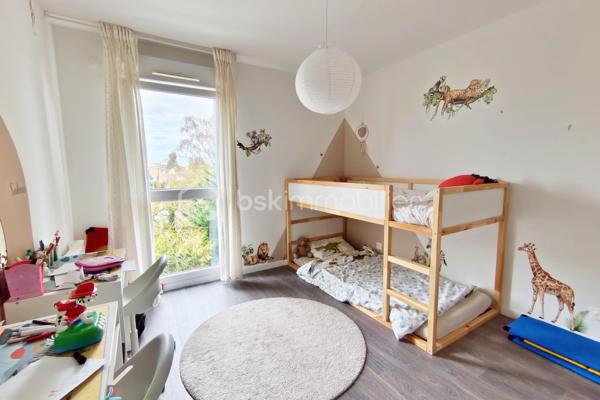 Idéalement situé à Trappes, au sein d’une résidence récente, privée et sécurisée, découvrez ce bel appartement 3 pièces de 70,55 m², installé au 3ᵉ et dernier étage avec ascenseur.

L’appartement séduit immédiatement par ses beaux volumes et notamment par sa grande pièce de vie d’environ 37 m². Elle réunit un séjour spacieux et une cuisine américaine entièrement équipée dans un espace convivial et lumineux, parfaitement adapté à la vie quotidienne comme aux moments de réception. Le séjour se prolonge également par un balcon, apportant un agréable espace extérieur.

La partie nuit accueille actuellement deux chambres, ainsi qu’une salle de bains et des WC séparés. Grâce à la généreuse superficie de la pièce de vie, l’agencement offre également la possibilité de créer une troisième chambre et ainsi de transformer facilement l’appartement en 4 pièces selon vos besoins.

Une grande place de stationnement en sous-sol, aux dimensions PMR, complète le bien et apporte un véritable confort au quotidien.

Construite il y a seulement 5 ans, la résidence est fermée, sécurisée et équipée de caméras de surveillance. En retrait de la rue, elle bénéficie d’un environnement agréable. L’appartement est quant à lui en très bon état et ne nécessite aucun travaux : il est prêt à accueillir immédiatement ses nouveaux occupants.

L’un de ses principaux atouts réside dans sa localisation particulièrement pratique. La gare et les arrêts de bus se trouvent à seulement une minute à pied, permettant de rejoindre facilement les différents pôles de Saint-Quentin-en-Yvelines et Paris. Les établissements scolaires sont également accessibles en quelques minutes à pied, tout comme les commerces du quotidien : supermarché, boulangerie, pharmacie, boucherie, cinéma et différents services.

Dernier étage, beaux volumes, balcon, stationnement en sous-sol, résidence récente et gare au pied de l’immeuble : un appartement particulièrement fonctionnel, idéal pour un premier achat, un couple ou une famille.

Un bien clé en main à découvrir rapidement. Contactez-moi dès maintenant pour organiser une visite.