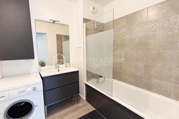 Idéalement situé à Trappes, au sein d’une résidence récente, privée et sécurisée, découvrez ce bel appartement 3 pièces de 70,55 m², installé au 3ᵉ et dernier étage avec ascenseur.

L’appartement séduit immédiatement par ses beaux volumes et notamment par sa grande pièce de vie d’environ 37 m². Elle réunit un séjour spacieux et une cuisine américaine entièrement équipée dans un espace convivial et lumineux, parfaitement adapté à la vie quotidienne comme aux moments de réception. Le séjour se prolonge également par un balcon, apportant un agréable espace extérieur.

La partie nuit accueille actuellement deux chambres, ainsi qu’une salle de bains et des WC séparés. Grâce à la généreuse superficie de la pièce de vie, l’agencement offre également la possibilité de créer une troisième chambre et ainsi de transformer facilement l’appartement en 4 pièces selon vos besoins.

Une grande place de stationnement en sous-sol, aux dimensions PMR, complète le bien et apporte un véritable confort au quotidien.

Construite il y a seulement 5 ans, la résidence est fermée, sécurisée et équipée de caméras de surveillance. En retrait de la rue, elle bénéficie d’un environnement agréable. L’appartement est quant à lui en très bon état et ne nécessite aucun travaux : il est prêt à accueillir immédiatement ses nouveaux occupants.

L’un de ses principaux atouts réside dans sa localisation particulièrement pratique. La gare et les arrêts de bus se trouvent à seulement une minute à pied, permettant de rejoindre facilement les différents pôles de Saint-Quentin-en-Yvelines et Paris. Les établissements scolaires sont également accessibles en quelques minutes à pied, tout comme les commerces du quotidien : supermarché, boulangerie, pharmacie, boucherie, cinéma et différents services.

Dernier étage, beaux volumes, balcon, stationnement en sous-sol, résidence récente et gare au pied de l’immeuble : un appartement particulièrement fonctionnel, idéal pour un premier achat, un couple ou une famille.

Un bien clé en main à découvrir rapidement. Contactez-moi dès maintenant pour organiser une visite.