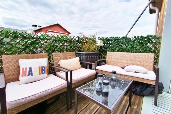 Idéalement situé à Trappes, au sein d’une résidence récente, privée et sécurisée, découvrez ce bel appartement 3 pièces de 70,55 m², installé au 3ᵉ et dernier étage avec ascenseur.

L’appartement séduit immédiatement par ses beaux volumes et notamment par sa grande pièce de vie d’environ 37 m². Elle réunit un séjour spacieux et une cuisine américaine entièrement équipée dans un espace convivial et lumineux, parfaitement adapté à la vie quotidienne comme aux moments de réception. Le séjour se prolonge également par un balcon, apportant un agréable espace extérieur.

La partie nuit accueille actuellement deux chambres, ainsi qu’une salle de bains et des WC séparés. Grâce à la généreuse superficie de la pièce de vie, l’agencement offre également la possibilité de créer une troisième chambre et ainsi de transformer facilement l’appartement en 4 pièces selon vos besoins.

Une grande place de stationnement en sous-sol, aux dimensions PMR, complète le bien et apporte un véritable confort au quotidien.

Construite il y a seulement 5 ans, la résidence est fermée, sécurisée et équipée de caméras de surveillance. En retrait de la rue, elle bénéficie d’un environnement agréable. L’appartement est quant à lui en très bon état et ne nécessite aucun travaux : il est prêt à accueillir immédiatement ses nouveaux occupants.

L’un de ses principaux atouts réside dans sa localisation particulièrement pratique. La gare et les arrêts de bus se trouvent à seulement une minute à pied, permettant de rejoindre facilement les différents pôles de Saint-Quentin-en-Yvelines et Paris. Les établissements scolaires sont également accessibles en quelques minutes à pied, tout comme les commerces du quotidien : supermarché, boulangerie, pharmacie, boucherie, cinéma et différents services.

Dernier étage, beaux volumes, balcon, stationnement en sous-sol, résidence récente et gare au pied de l’immeuble : un appartement particulièrement fonctionnel, idéal pour un premier achat, un couple ou une famille.

Un bien clé en main à découvrir rapidement. Contactez-moi dès maintenant pour organiser une visite.