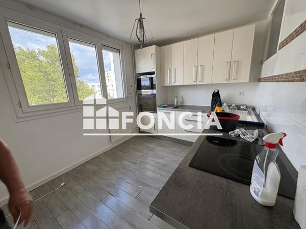 Location Appartement 4 pièces 79.7 m² - 18 RUE SAINT MATHIEU Meyzieu 69330