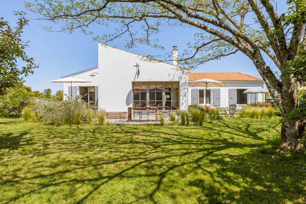 Maison de charme avec l’élégance d’un jardin confidentiel