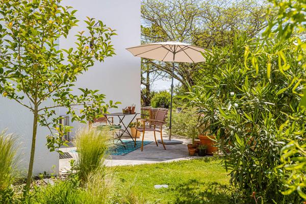 Maison de charme avec l’élégance d’un jardin confidentiel