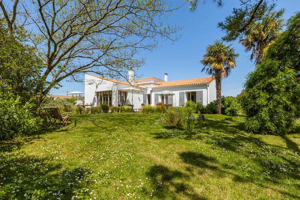 Maison de charme avec l’élégance d’un jardin confidentiel