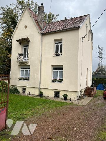 A vendre à HESDIN, EXCLUSIVITE, maison avec entrée, salle-salon, trois chambres, garage, jardin