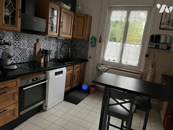 A vendre à HESDIN, EXCLUSIVITE, maison avec entrée, salle-salon, trois chambres, garage, jardin