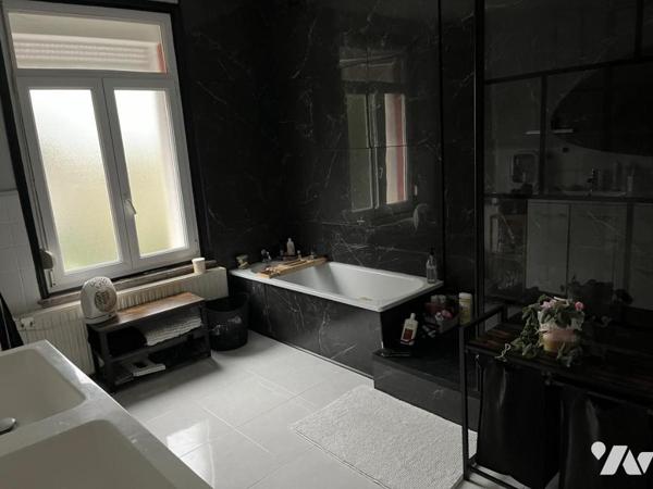 A vendre à HESDIN, EXCLUSIVITE, maison avec entrée, salle-salon, trois chambres, garage, jardin