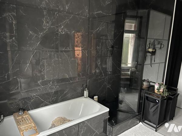 A vendre à HESDIN, EXCLUSIVITE, maison avec entrée, salle-salon, trois chambres, garage, jardin