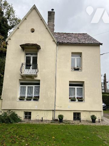 A vendre à HESDIN, EXCLUSIVITE, maison avec entrée, salle-salon, trois chambres, garage, jardin