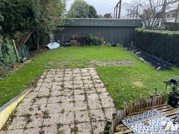 A vendre à HESDIN, EXCLUSIVITE, maison avec entrée, salle-salon, trois chambres, garage, jardin