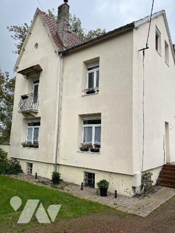 A vendre à HESDIN, EXCLUSIVITE, maison avec entrée, salle-salon, trois chambres, garage, jardin