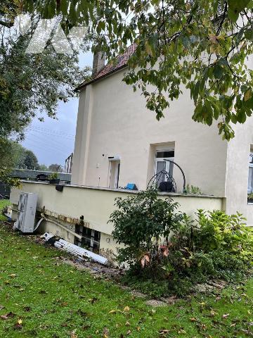 A vendre à HESDIN, EXCLUSIVITE, maison avec entrée, salle-salon, trois chambres, garage, jardin