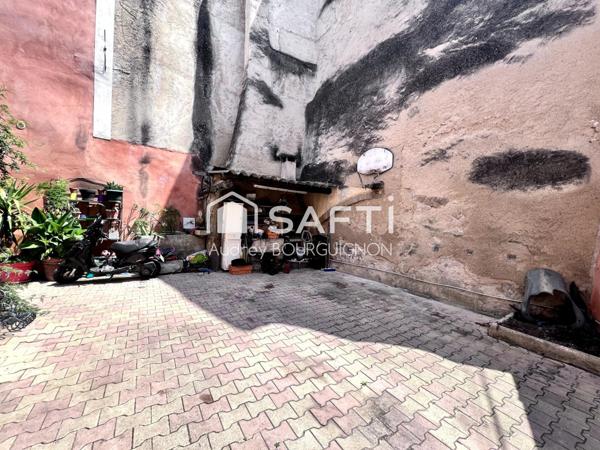 Maison de Ville avec Dépendance et Cour