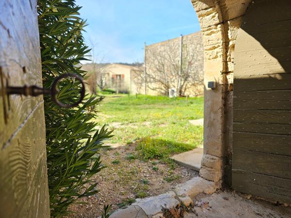 Goult (84220) Goult, Luberon – Belle bastide de 437 m² avec joli terrain, dépendances et cour intérieure.