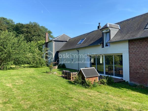 Encore une exclusivité par Julien Lambard - BSK Immobilier!

À Mesnil-Raoul, à seulement une vingtaine de minutes de Rouen, découvrez une propriété où le charme de l'ancien rénové rencontre le confort d'une maison familiale pensée pour la vie d'aujourd'hui.
Édifiée sur un terrain paysager de plus de 1 000 m², cette maison individuelle de 204 m² ( 183m² SR ) séduit dès les premiers instants par ses volumes généreux et son atmosphère chaleureuse. Récemment rénovée avec goût et matériaux de qualité, elle bénéficie d'une excellente performance énergétique (DPE C), offrant un confort de vie appréciable au quotidien.

Le rez-de-chaussée s'articule autour d'un vaste séjour baigné de lumière, véritable cœur de la maison, et d'une grande cuisine indépendante propice aux moments de partage. Une arrière-cuisine, une buanderie ainsi qu'un espace bureau complètent harmonieusement les espaces de vie.
L'espace nuit propose quatre chambres confortables ( possibilité d'une cinquième ) et deux salles de bains, permettant à chacun de profiter de son intimité dans un cadre paisible.
À l'extérieur, le jardin paysager invite à la détente et aux réceptions en famille ou entre amis. Deux terrasses permettent de profiter du soleil à différents moments de la journée et offrent une véritable continuité entre l'intérieur et l'extérieur.

Un garage et un grenier viennent compléter les prestations et la fonctionnalité de cette propriété aux multiples possibilités.
Située dans un environnement calme et verdoyant, la maison bénéficie d'un emplacement privilégié : écoles et services du quotidien sont facilement accessibles, tandis que Rouen et ses bassins d'emploi, ses établissements scolaires, ses commerces et ses infrastructures se rejoignent rapidement.

Une maison de charme, rénovée avec soin, qui séduira les familles à la recherche d'espace, de confort et de qualité de vie aux portes de Rouen.

À découvrir sans tarder.