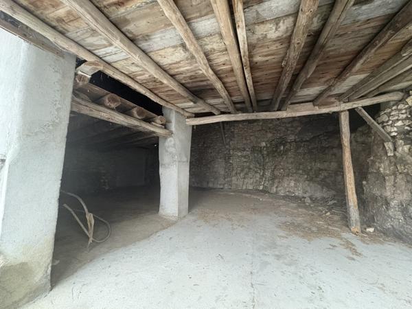 Grange à rénover sur 1246m2 de terrain