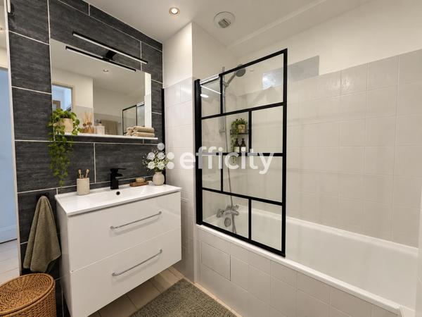 Appartement
         3 pièces
        - 63 m² 285 000 € *