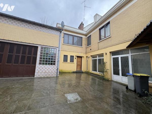 Un ensemble immobilier comprenant deux appartements et trois cellules commerciales