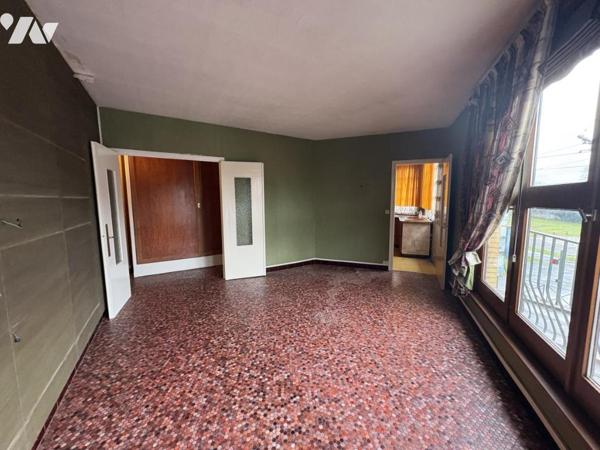 Un ensemble immobilier comprenant deux appartements et trois cellules commerciales